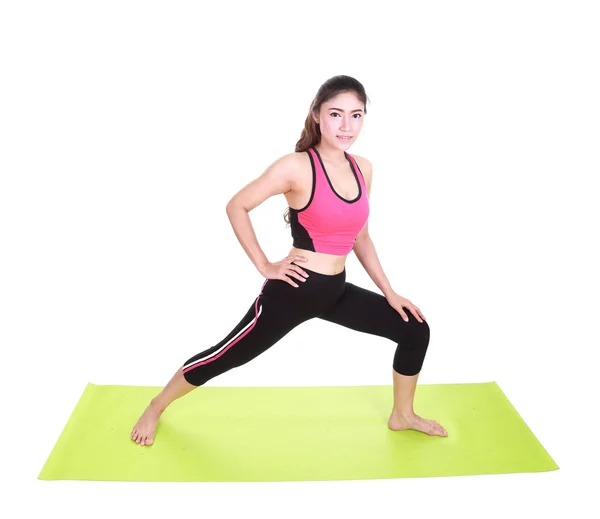 Junge Frau macht Yoga-Übungen — Stockfoto