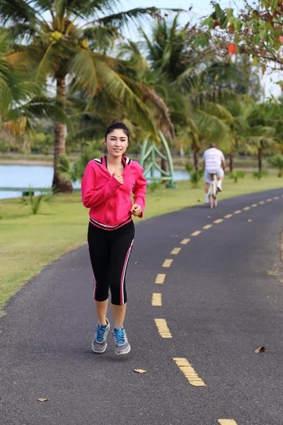 Egészséges fiatal ázsiai nő fut — Stock Fotó