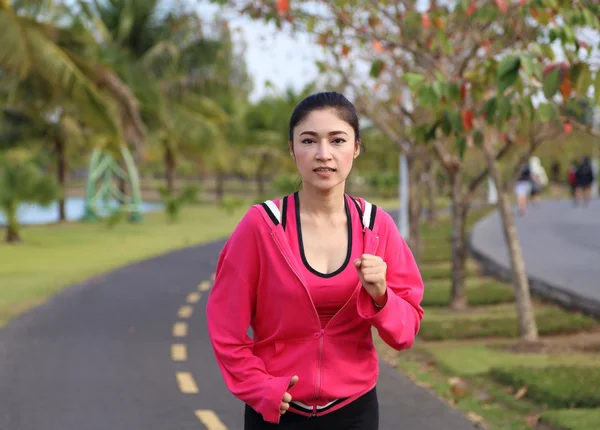 Joven saludable asiático mujer corriendo — Foto de Stock