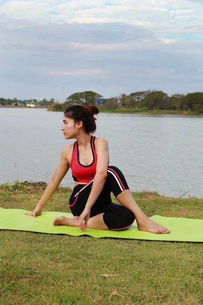 Ung kvinna som tränar yoga — Stockfoto