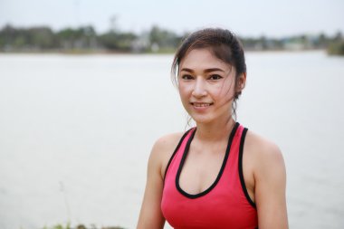 Yoga yapan genç bir kadın.