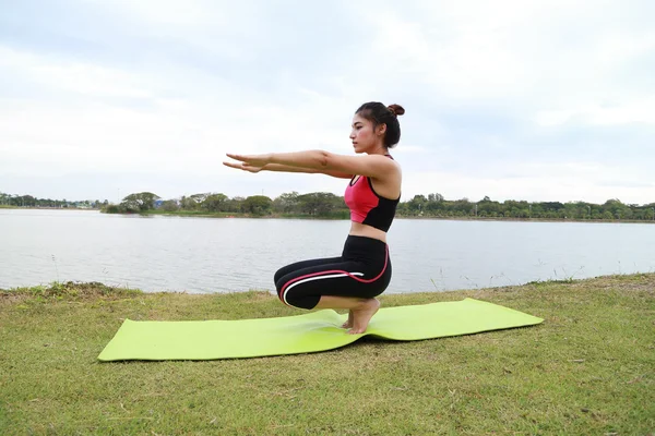 Jeune femme faisant de l'exercice de yoga — Photo