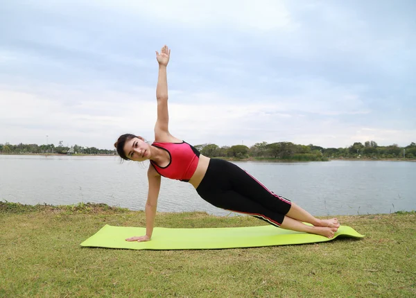 Ung kvinna som tränar yoga — Stockfoto