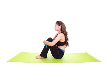 Genç kadın Yoga egzersiz yoga mat ile yapmak