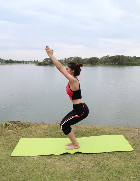 Ung kvinna som tränar yoga — Stockfoto