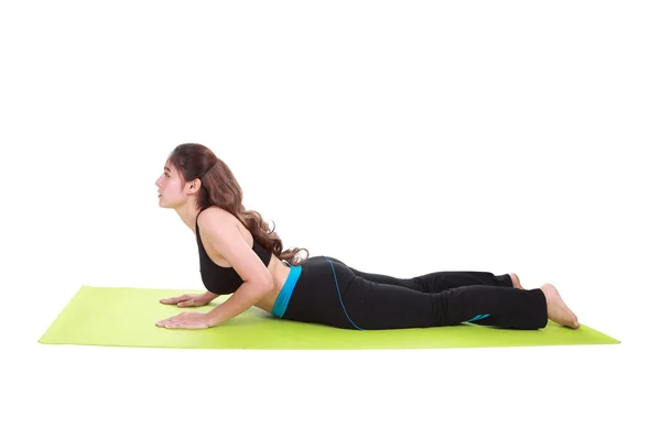 Junge Frau macht Yoga-Übungen mit Yogamatte — Stockfoto