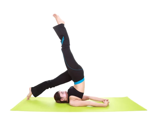 Jonge vrouw doen yoga oefening met yoga mat — Stockfoto