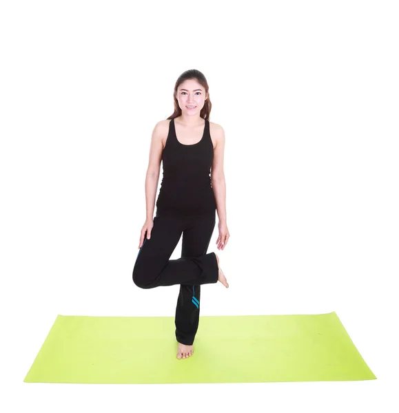 Junge Frau macht Yoga-Übungen mit Yogamatte — Stockfoto