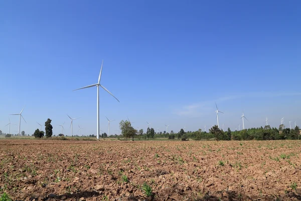 Wind turbine producing alternative energy — Stock Photo, Image