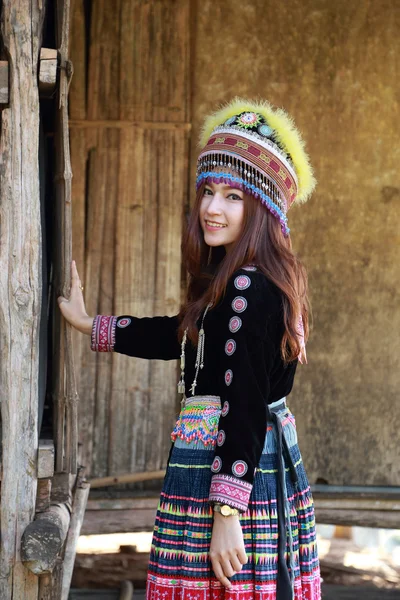 Tradicionalmente vestido Mhong colina tribu mujer —  Fotos de Stock