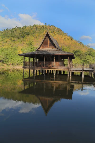 Lemn pavilion thailandez reflecta în piscină — Fotografie, imagine de stoc