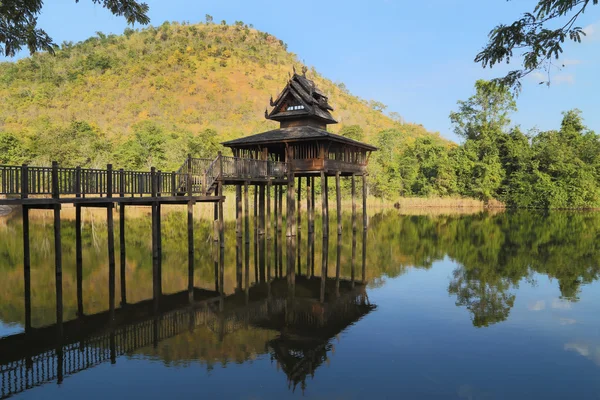 Thailändischer Pavillon aus Holz spiegelt sich im Pool — Stockfoto