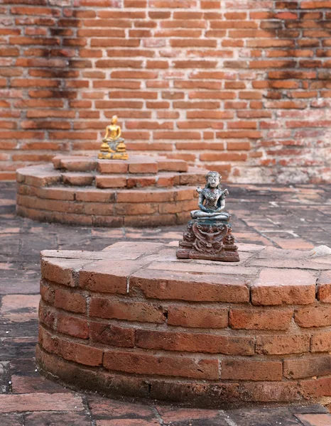 Estátua de Buda em Ubosot (Sala de Ordenação) em Wat Khudeedao, o — Fotografia de Stock