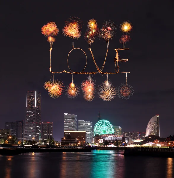 Amour éclat feux d'artifice célébrant sur la baie de la marina à Yokohama C — Photo