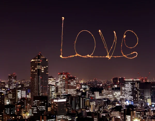 Liebe funkelt Feuerwerk feiern über Tokyo Stadtbild in der Nacht — Stockfoto