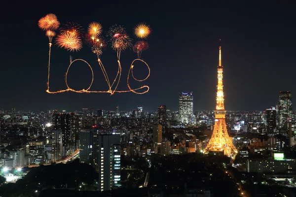 Amor chispa fuegos artificiales celebrando sobre Tokio paisaje urbano por la noche — Foto de Stock