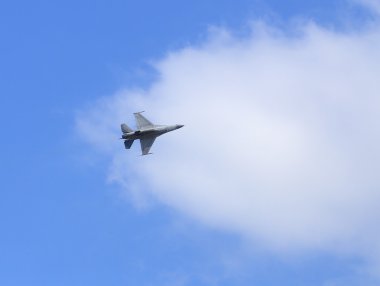 mavi gökyüzünde uçan f-16 falcon savaş uçağı