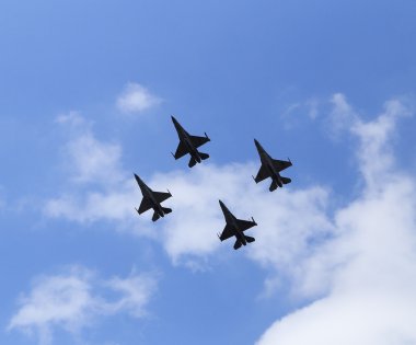 mavi gökyüzünde uçan f-16 falcon savaş uçağı