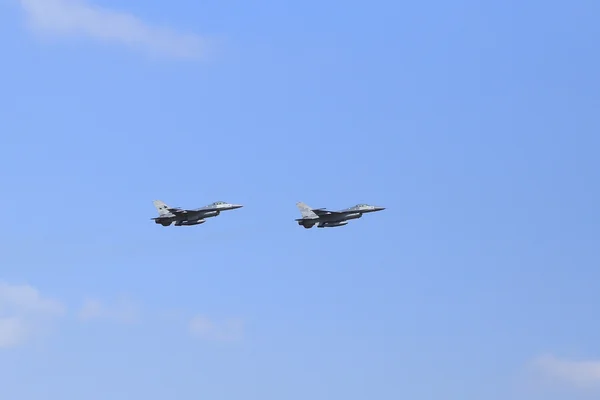 F16 Falcon fighter jet flying on blue sky — стоковое фото