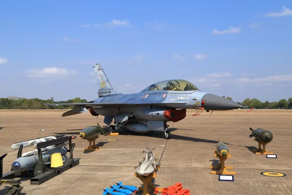 F-16 шоу на день допомоги дітям в Korat крило 1 королівської тайської військово-повітряні сили — стокове фото