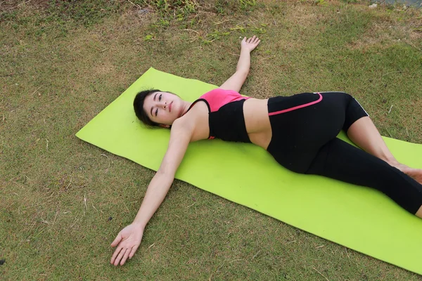 Jovem mulher fazendo exercício de ioga — Fotografia de Stock