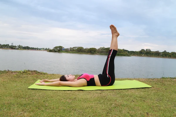 Jovem mulher fazendo exercício de ioga — Fotografia de Stock