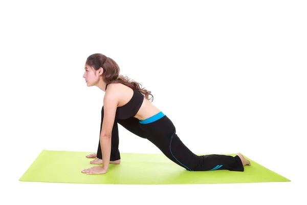Młoda kobieta robi ćwiczenia jogi z matę do jogi — Zdjęcie stockowe