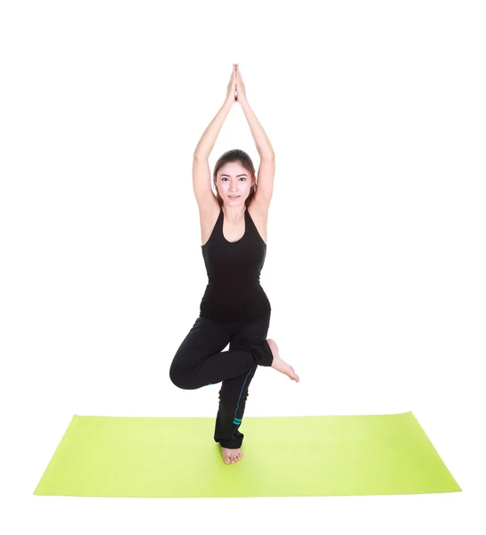 Ung kvinna gör yoga övning med yogamatta — Stockfoto