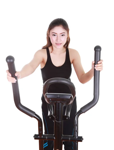 Jeune femme faisant des exercices avec machine d'exercice — Photo