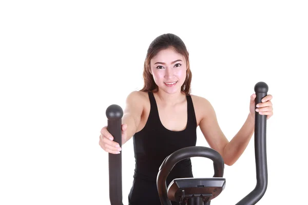 Jonge vrouw doen oefeningen met oefening machine — Stockfoto