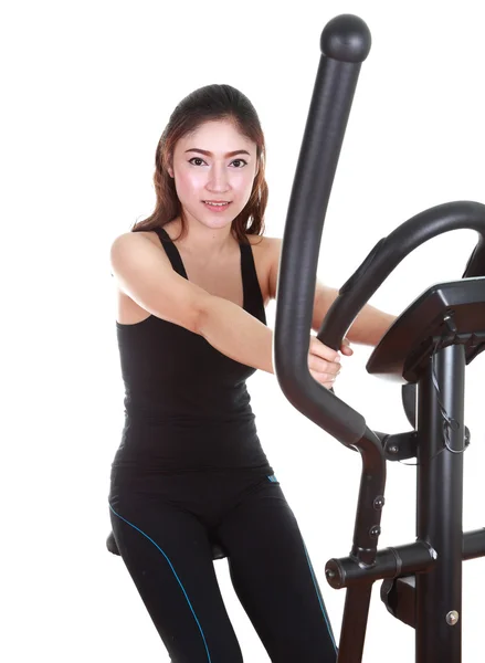 Mujer joven haciendo ejercicios con máquina de ejercicios —  Fotos de Stock