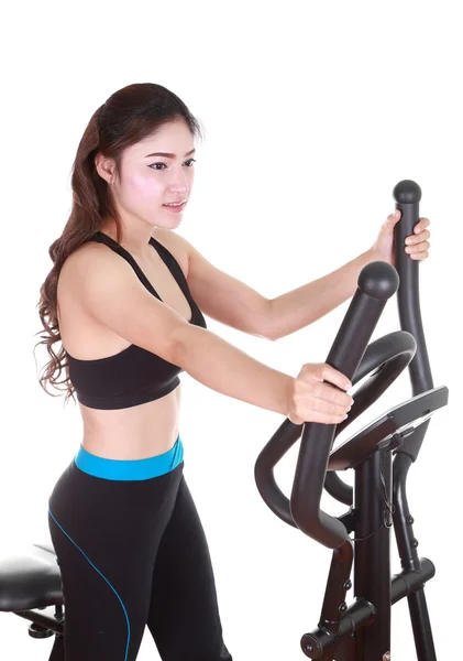 Ung kvinna gör övningar med träningsmaskin — Stockfoto