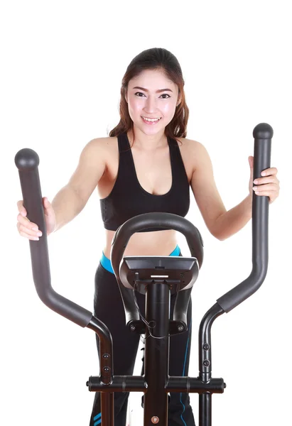Ung kvinna gör övningar med träningsmaskin — Stockfoto