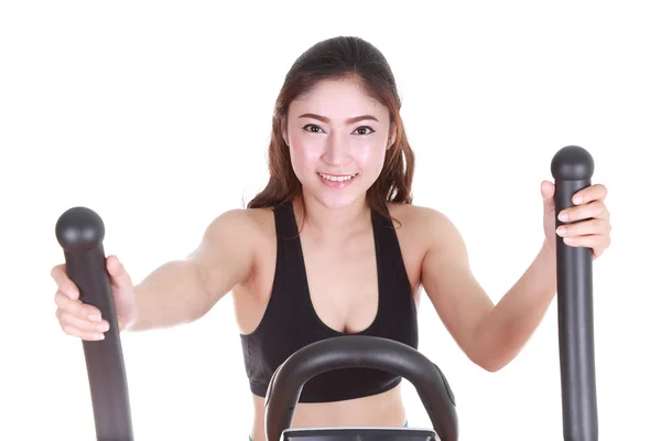 Jeune femme faisant des exercices avec machine d'exercice — Photo