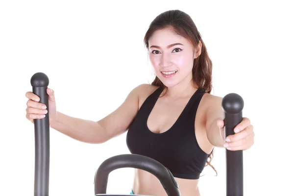 Mujer joven haciendo ejercicios con máquina de ejercicios — Foto de Stock