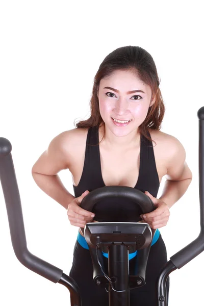 用健身器锻炼的年轻女人 — 图库照片