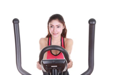 genç kadın egzersiz makinesi ile yapıyor