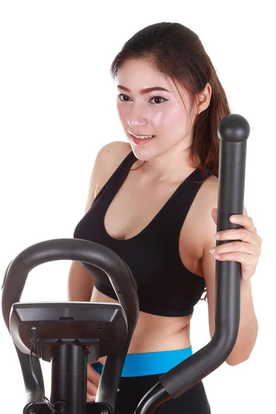 Jeune femme faisant des exercices avec machine d'exercice — Photo