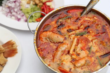 Tom Yum Goong - Tay sıcak ve baharatlı karides çorbası 