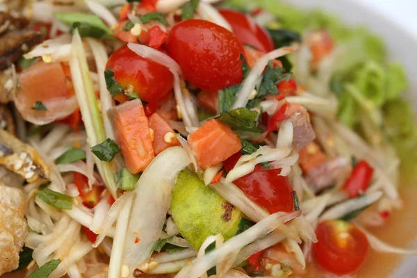 Papaya spicy salad with salmon — Stock Photo, Image