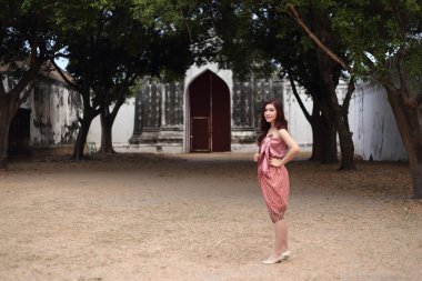 Dişi Tay geleneksel kıyafet içinde