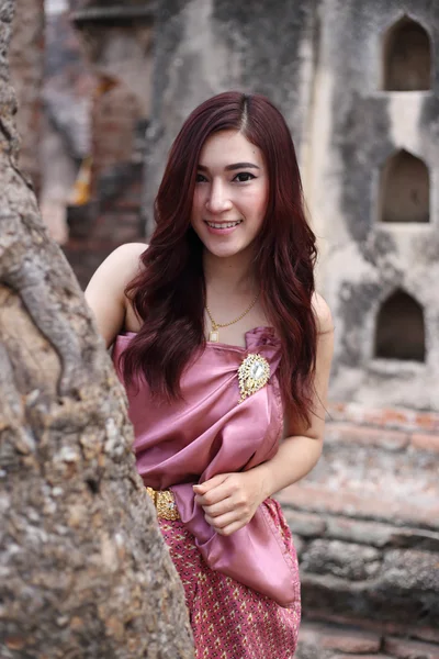 Donna in abito tradizionale thailandese — Foto Stock