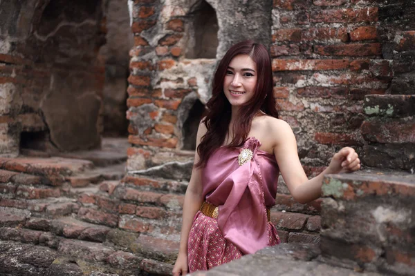 Vrouw in Thaise traditionele kleding — Stockfoto