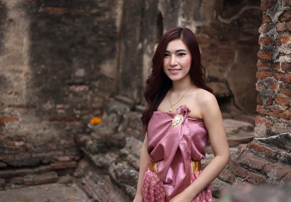 Femme en robe traditionnelle thaïlandaise — Photo