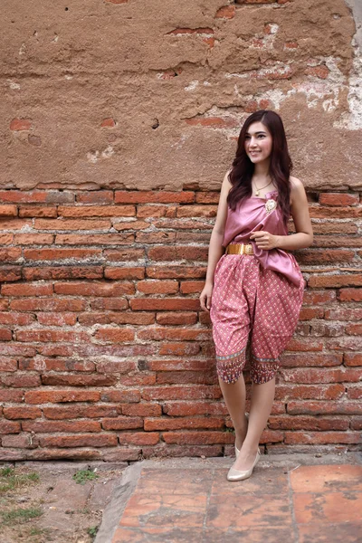 Mujer en vestido tradicional tailandés —  Fotos de Stock