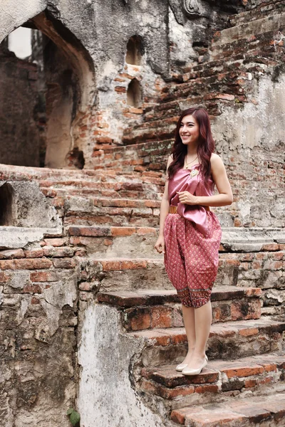 Mujer en vestido tradicional tailandés —  Fotos de Stock