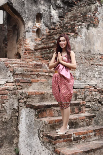 Vrouwelijke respect betuigen in Thaise traditionele kleding — Stockfoto