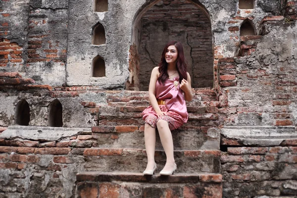 Vrouw in Thaise traditionele kleding — Stockfoto