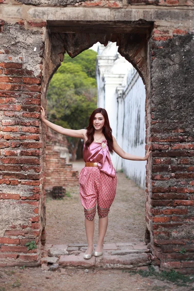 Feminino em tailandês vestido tradicional — Fotografia de Stock