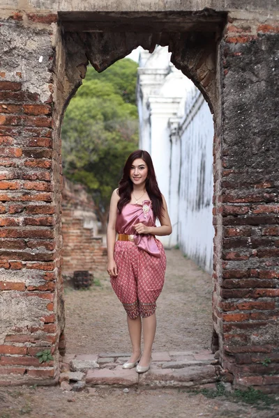 Mujer en vestido tradicional tailandés —  Fotos de Stock